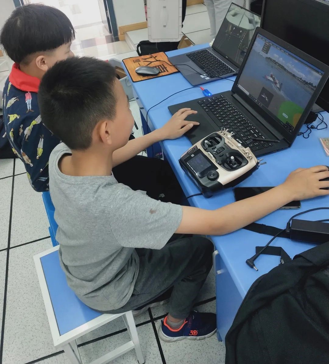 飞龙小学拓普思无人机课程开课啦