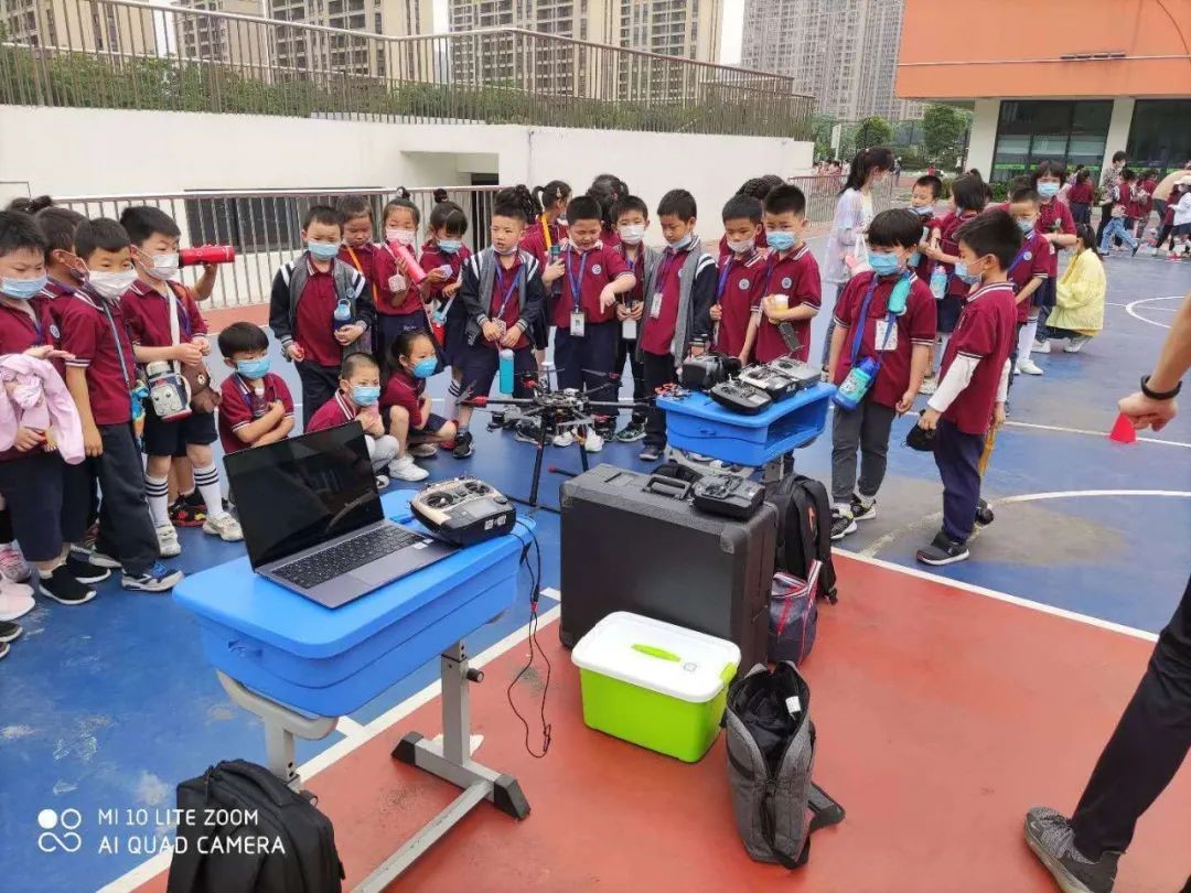 拓普思带上无人机去学校陪孩子们一起过六一啦